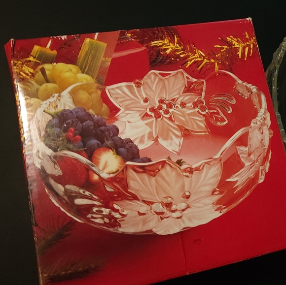 Mikasa Crystal Poinsetta Serving Bowl 8 3/4 - Picture 1 of 6